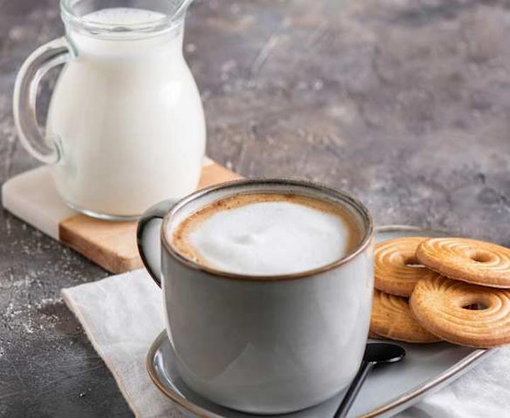 Alternatywy dla spieniacza do mleka – jak osiągnąć doskonałą pianę w domowym zaciszu?