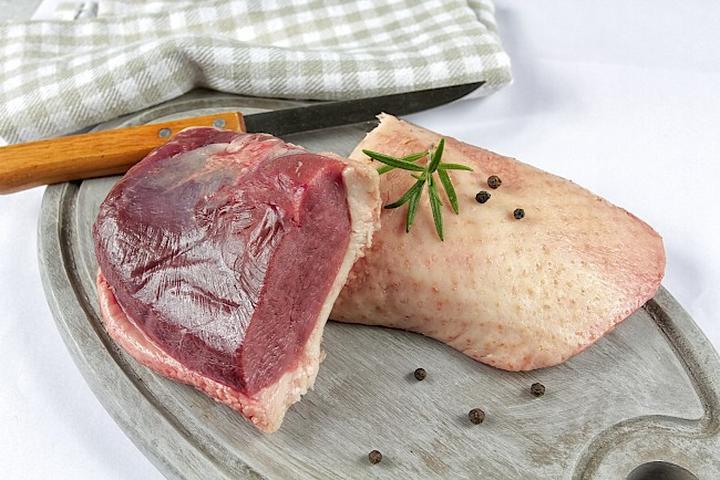 Idealna temperatura pieczenia piersi z kaczki – klucz do soczystego mięsa