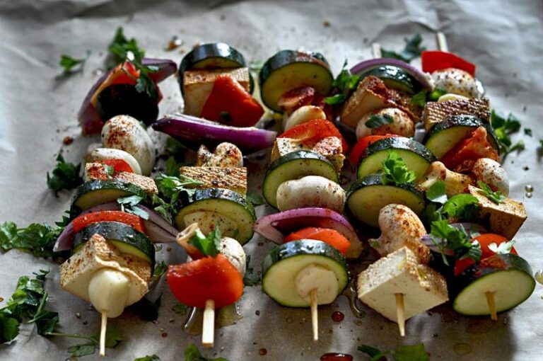 Jak osiągnąć idealną soczystość – czas pieczenia szaszłyków na grillu