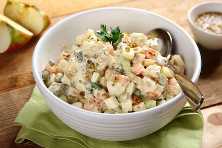 Pyszne i kolorowe sałatki na urodziny – odkryj idealne przepisy!