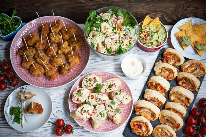Szybkie i smakowite dania na imprezę – sprawdź nasze najlepsze pomysły!