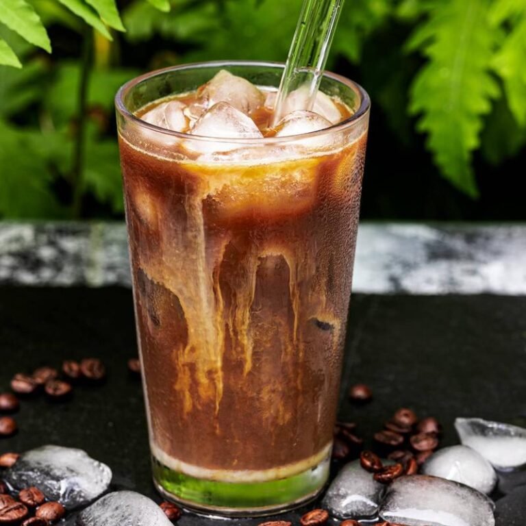 Ile naprawdę kosztuje mrożona kawa w McDonald's? Sprawdź nasze porównanie!