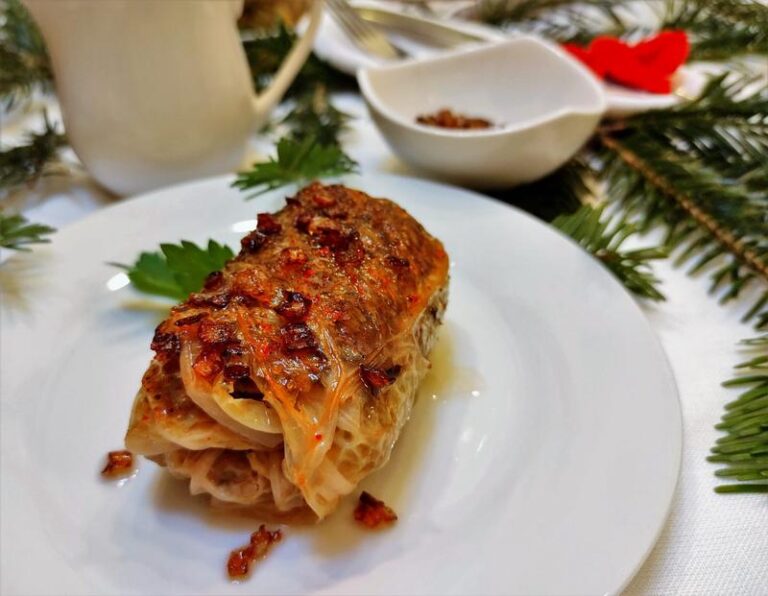 Jak i w jakiej temperaturze piec gołąbki z młodej kapusty, by były idealne?