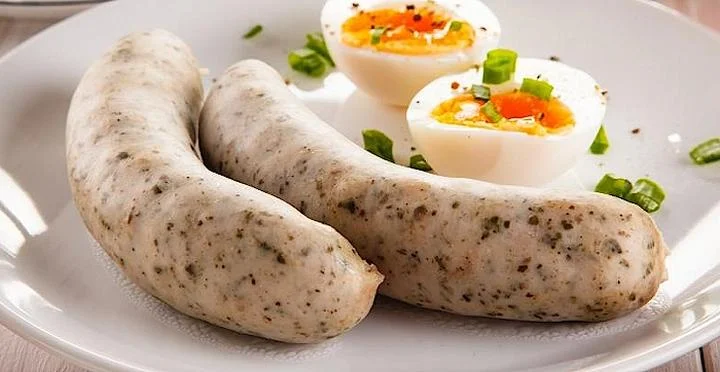 Optymalne warunki pieczenia białej kiełbasy – w jakiej temperaturze osiągnąć najlepszy smak?