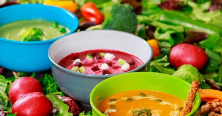 Smaczne i zdrowe zupy, które warto jeść przy uchyłkach jelita grubego