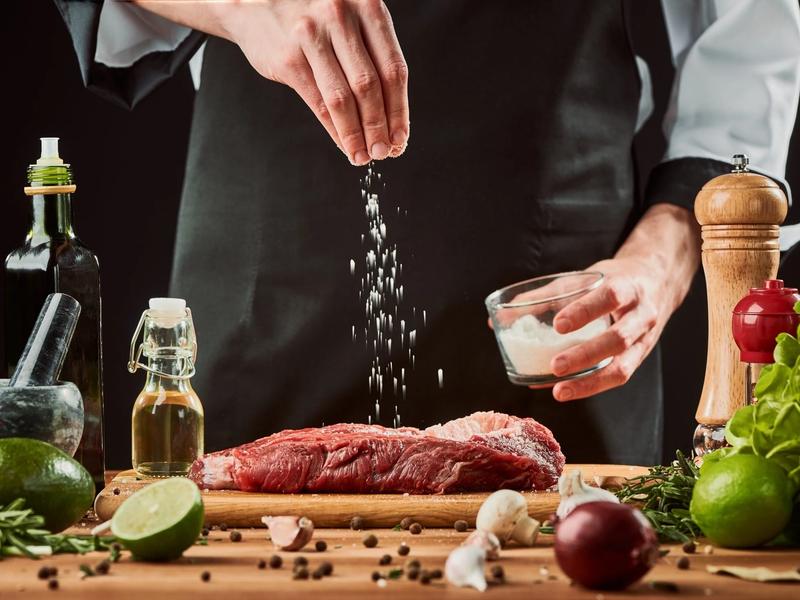 Solenie mięsa wieprzowego przed smażeniem – co warto wiedzieć?
