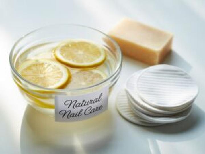 Ręczne czyszczenie paznokci