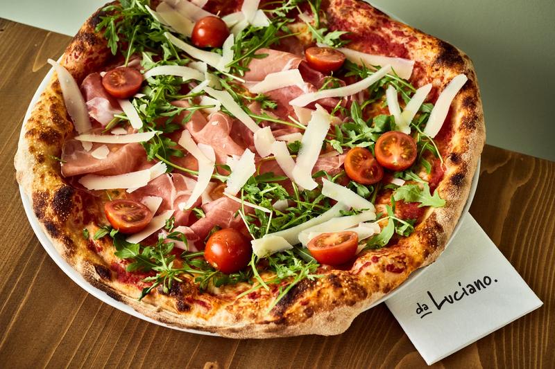 Techniki pieczenia pizzy tradycyjne i nowoczesne