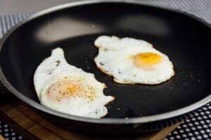 Ile kalorii ma smażone jajko? Odkryj tajniki odżywcze!