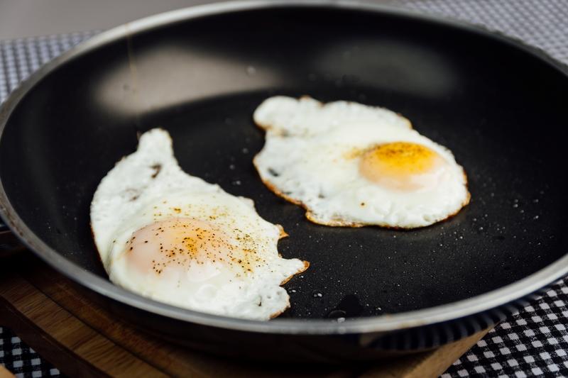 Ile kalorii ma smażone jajko? Odkryj tajniki odżywcze!