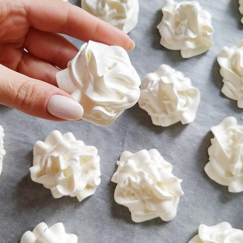 Jak prawidłowo piec bezy: temperatura i czas, które zachwycą smakoszy