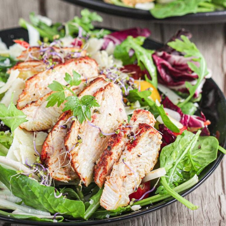 Jakie mięso dodać do sałatki jarzynowej, by zachwycić wszystkich?