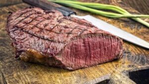 Sekrety idealnego steku z jelenia – jak długo smażyć, by zachwycić smakiem?