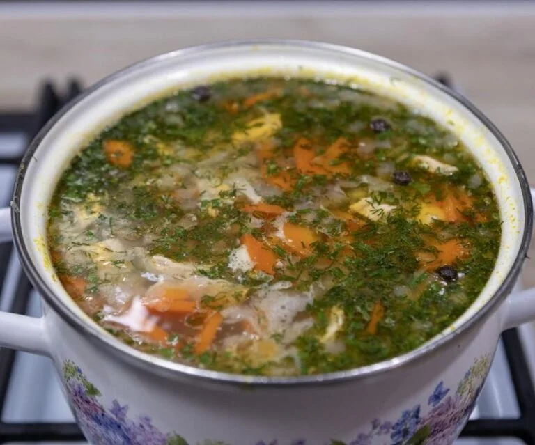 Zupy, które pomogą ci przetrwać wymioty – sprawdź, co jeść w trudnych chwilach