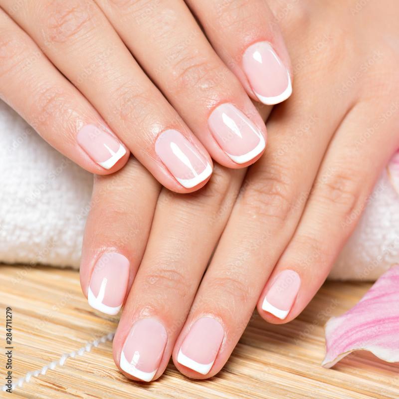 Aplikacja lakieru w manicure francuskim