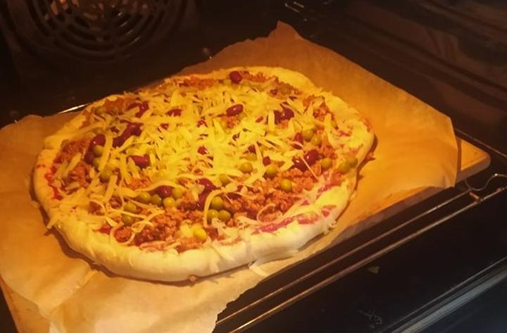 Pieczenie pizzy w piekarniku gazowym