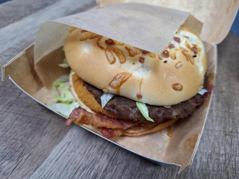 Porównanie cen burgera drwala w sieciach gastronomicznych