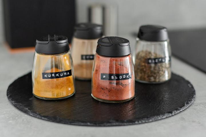 Pomysły na to, jak sprawnie posegregować przyprawy w kuchni