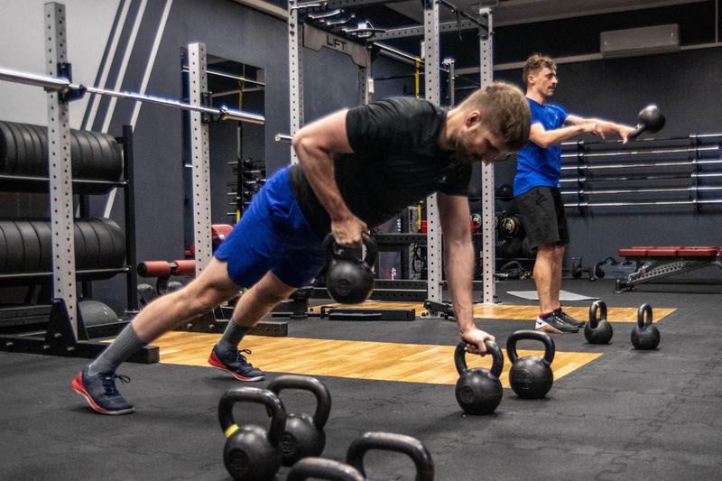 Alternatywy dla kettlebell – czym zaskoczyć swoje treningi?