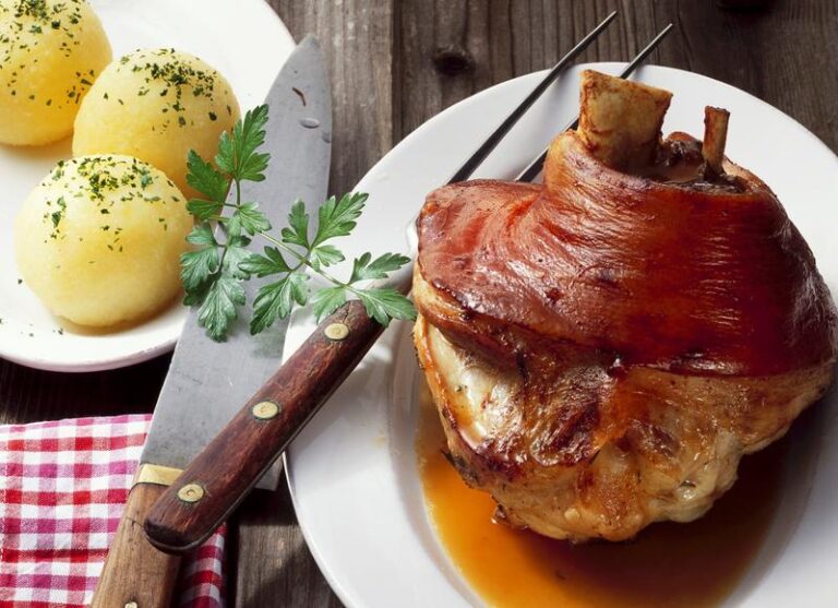 Sekret idealnej golonki: jak długo ją gotować, by zachwycić smakiem?