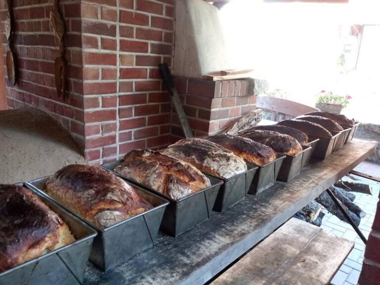 Sekrety pieczenia: Jak upiec pyszny chleb z mąki razowej w domowych warunkach