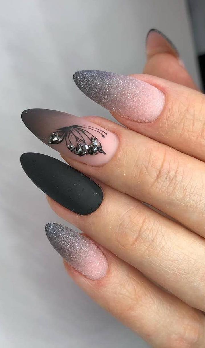 Matowy manicure w stylu hybrydowym