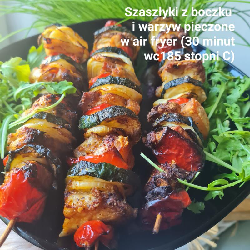 Obracanie szaszłyków podczas pieczenia