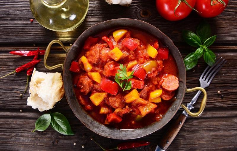 Wegetariańskie leczo z ziołami