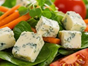 Jakie sery wybrać do sałatki, aby wzbogacić jej smak?