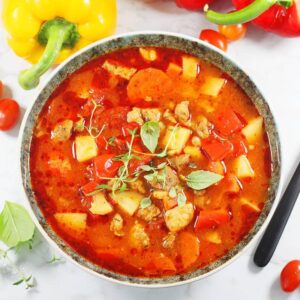 Sekrety idealnej zupy gulaszowej – jak się gotuje ją krok po kroku